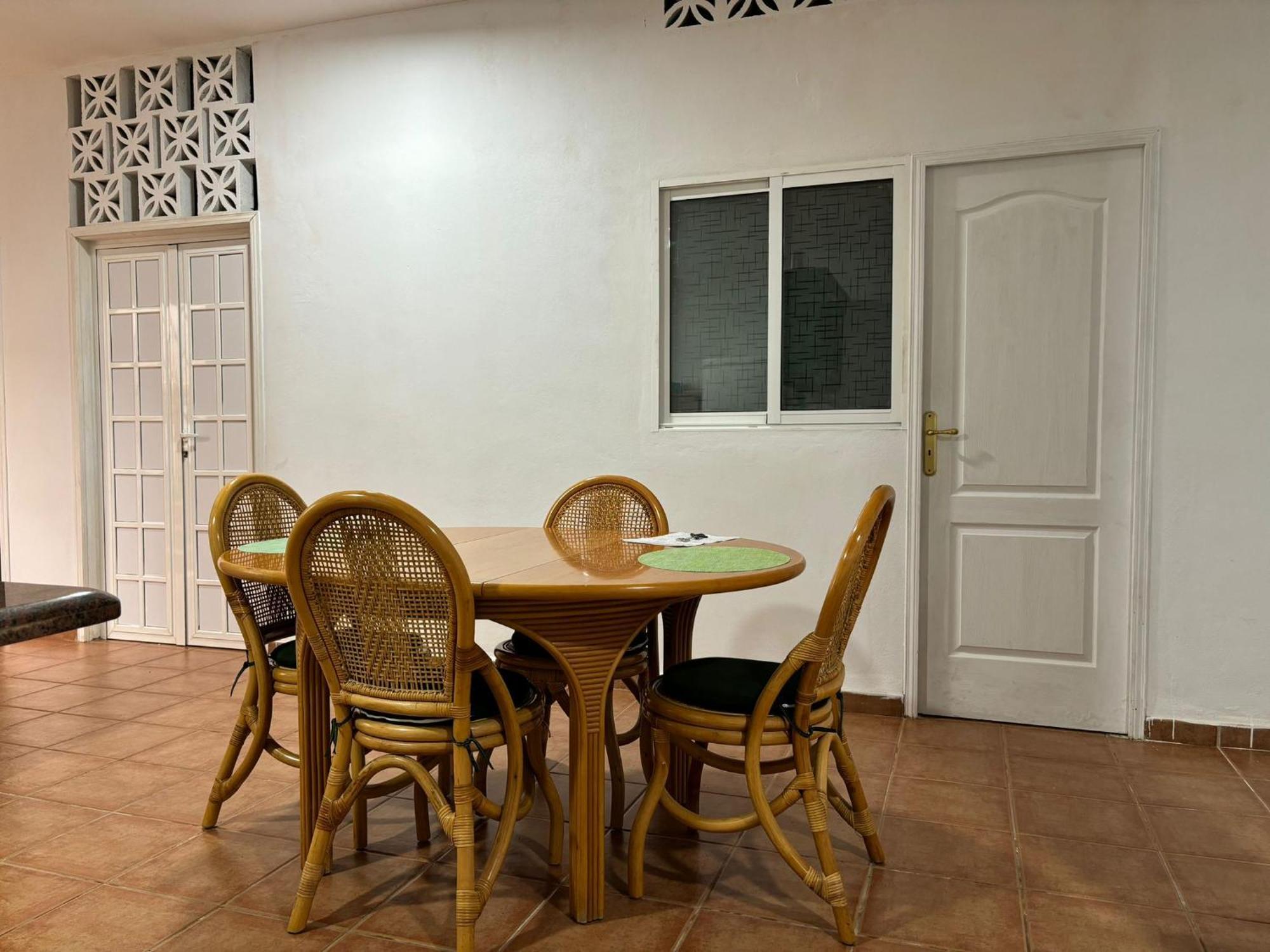 Habitacion En Un Bajo 2 Camas Individual Casa Compartida Abades  Eksteriør bilde